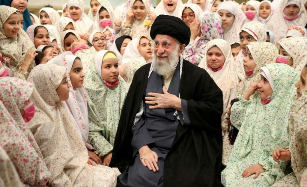 Iran yemeje ko Ayatollah Ali Khamenei yaguye mu gitero cya Israel na Amerika